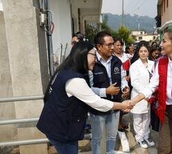 Su Majestad la Reina recibe el saludo del director teritorial de Salud y la directora del Centro de Salud de San José Chacayá